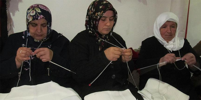 Mehmetçik için içlik örüyorlar