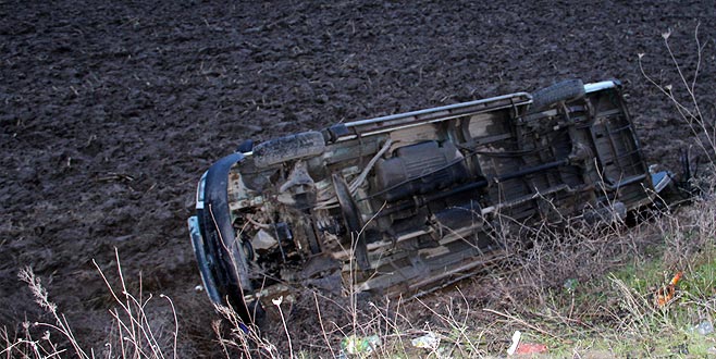 İşçileri taşıyan servis devrildi: 12 yaralı