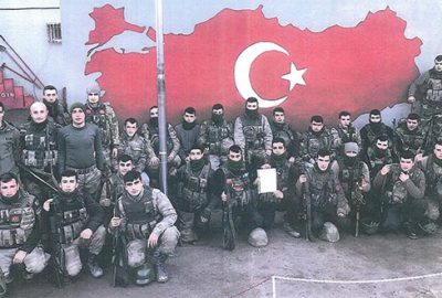 Askerler için ‘anne kokusu ve duası’ taşıyan boyunluklar örüyorlar