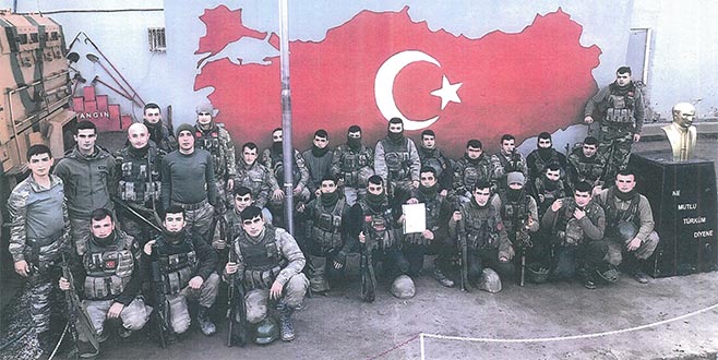 Askerler için ‘anne kokusu ve duası’ taşıyan boyunluklar örüyorlar