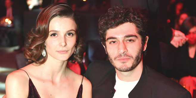 Sevgilisiyle oynadı