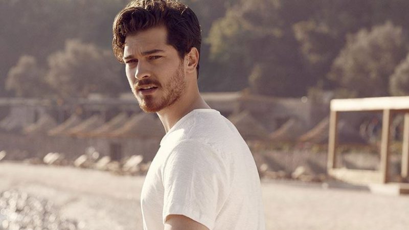 Yeni sevgilisi kendi camiasından! Sabaha kadar eğlendiler Emirgan'da bir mekanda sabaha kadar eğlenen Çağatay Ulusoy ve Bestemsu