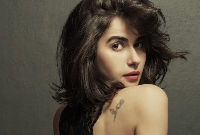 Göğüs dekolteli pozuna binlerce beğeni geldi