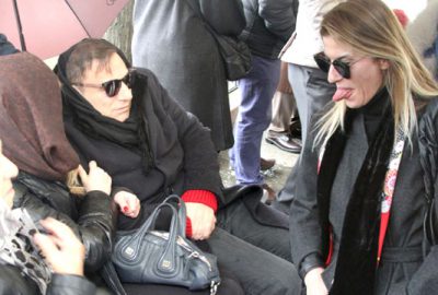 Annesinin cenazesinde eski eşten olay hareket!