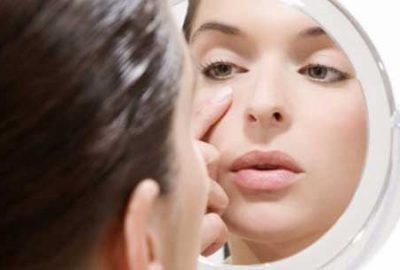 Göz kapağı sarkmasına neden oluyor!