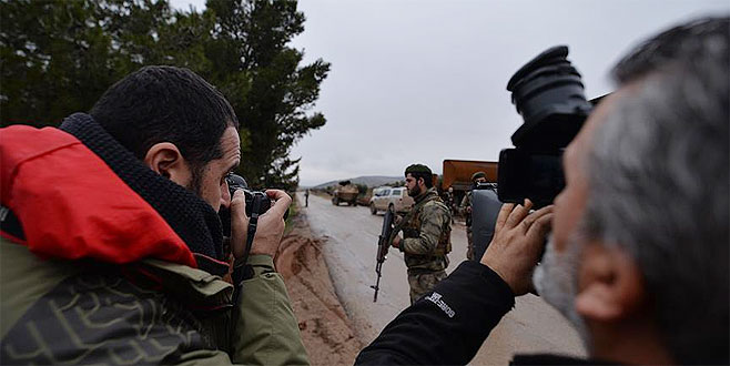 Teröristlerden gazetecilerin olduğu bölgeye taciz ateşi