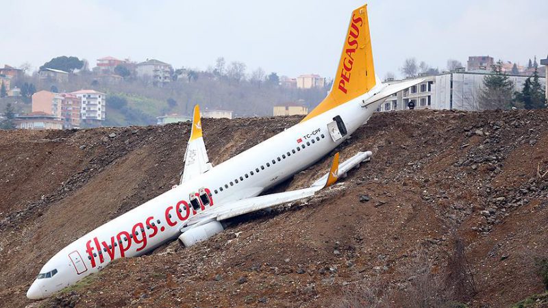 Trabzon Havalimanı'na indikten sonra pistten çıkan Ankara-Trabzon seferini yapan Pegasus'a