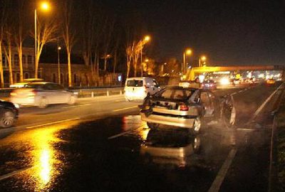 Polis aracına çarpan otomobil alev alev yandı