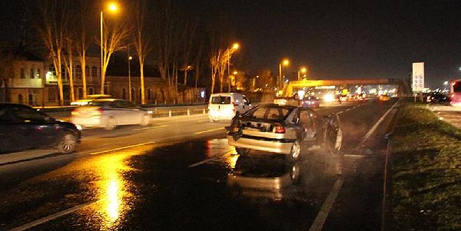 Polis aracına çarpan otomobil alev alev yandı