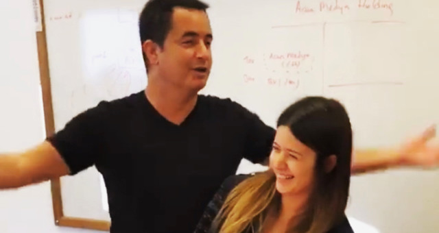 Aldığı 900 bin liralık hediye, kızını havalara uçurdu