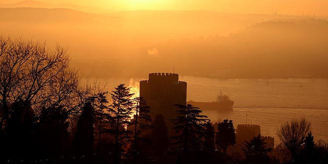 Denizin üzerini sis bulutu kapladı