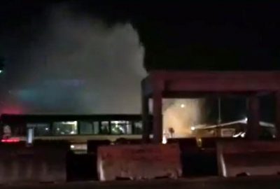 Metrelerce yukarıya fışkıran su cep telefonu kameralarına yansıdı