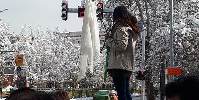 İran’da başörtüsü zorunluluğunu protesto eden 29 kişi gözaltına alındı