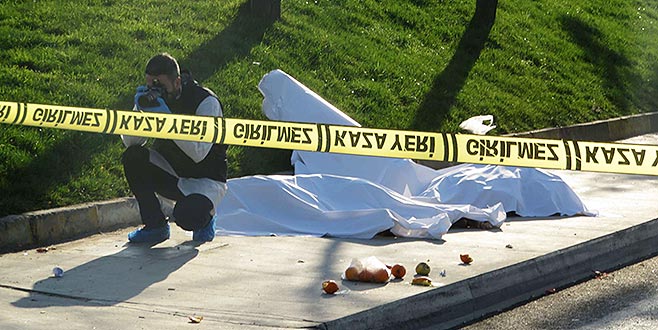 Otobüs durakta bekleyenlere çarptı: 3 ölü