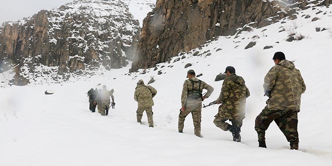 Kato Dağı’nda 1 metre karda PKK’lı arıyorlar