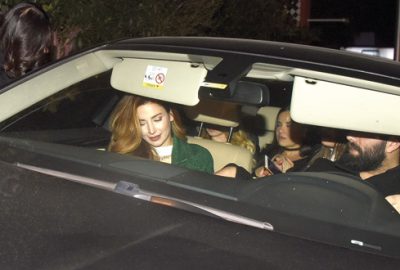 Bir araba kızla eğlendi