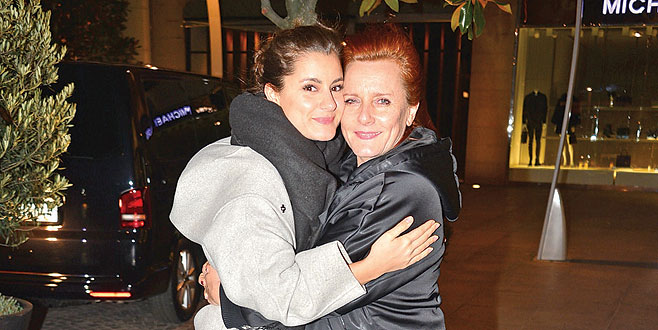 Annesiyle hasret giderdi