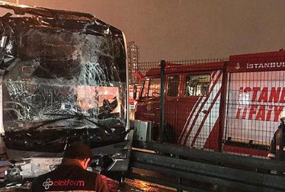 Metrobüs duraktaki araca çarptı: 22 yaralı