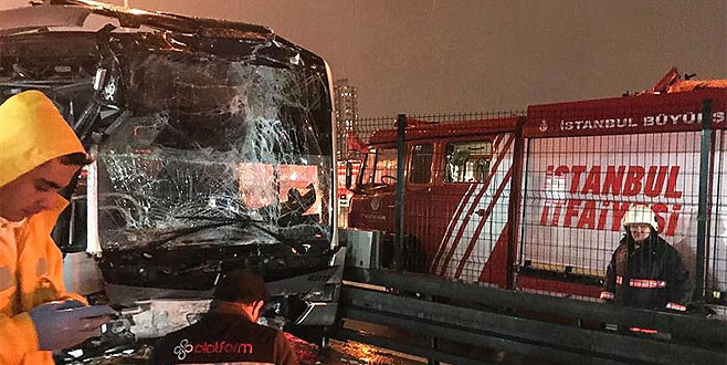 Metrobüs duraktaki araca çarptı: 22 yaralı
