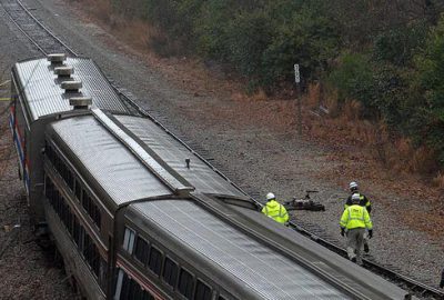 Yolcu treni ile yük treni çarpıştı: 2 ölü, 70 yaralı