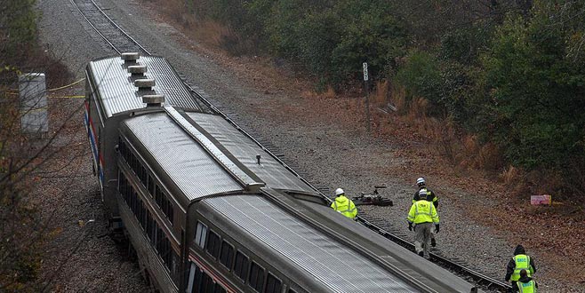Yolcu treni ile yük treni çarpıştı: 2 ölü, 70 yaralı