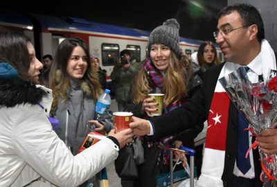 ‘Doğu Ekspresi’ yolcularına sıcak çorba ve helva ikram edildi