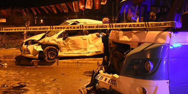 Otomobil, park halindeki minibüslere çarptı: 2 ölü