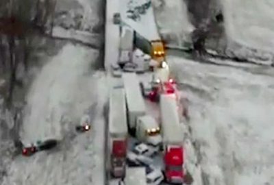 Onlarca araç birbirine girdi