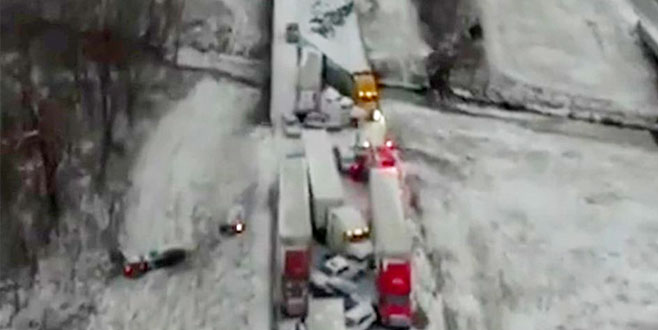 Onlarca araç birbirine girdi