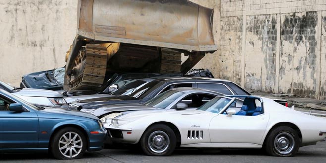 Duterte için  lüks araçları ezdiler