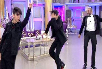 Canlı yayına çıkardığı oğlu, izleyenleri şoke etti