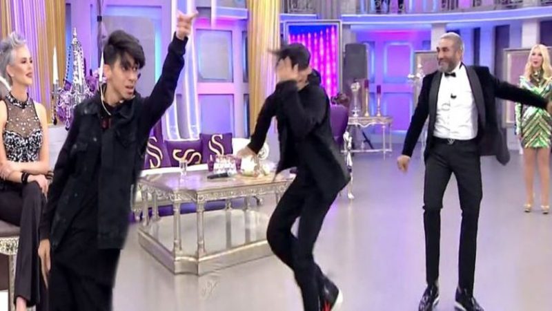 Seda Sayan'ın programına konuk olan Tarık Mengüç'ün şarkılarına dansıyla eşlik