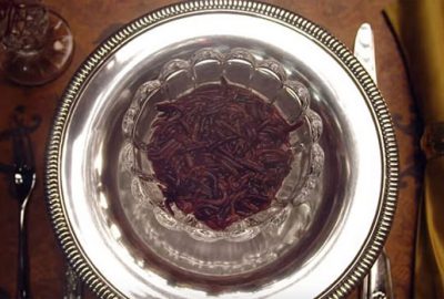 Ünlü oyuncu bir tabak kurtçuk yedi!