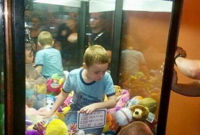 Oyuncak makinesinde mahsur kaldı