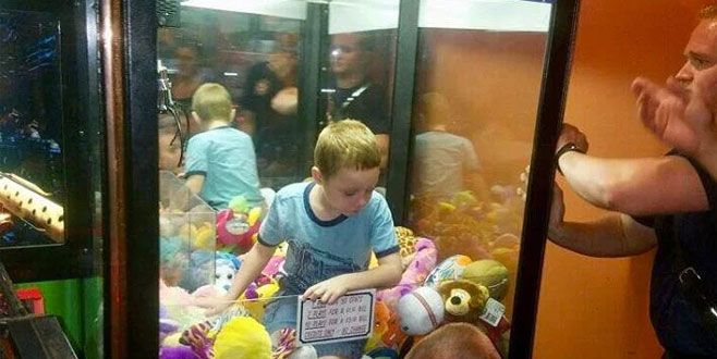 Oyuncak makinesinde mahsur kaldı