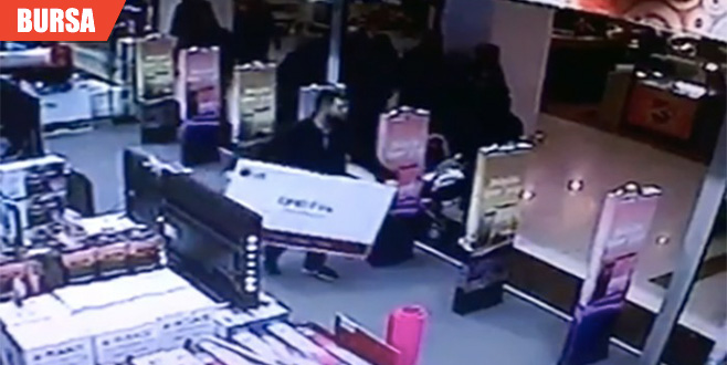 AVM’de herkesin gözü önünde televizyonu böyle çaldı!