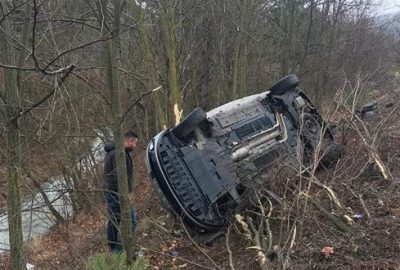 Bursa’da kaza! Yoldan çıkan araç ağaca çarptı