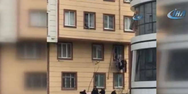 Camdan düşen çocuğu vatandaşlar kurtardı