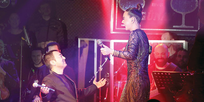 Ebru’nun önünde diz çöktü