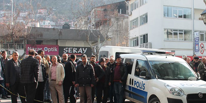 Polis memuru, borç yüzünden 2 kişiyi öldürdü