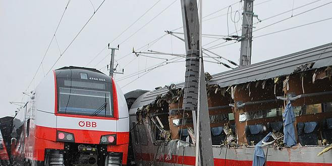Avusturya’da iki yolcu treni çarpıştı: 1 ölü, 22 yaralı