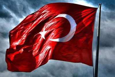 Türk bayrağına çirkin saldırı