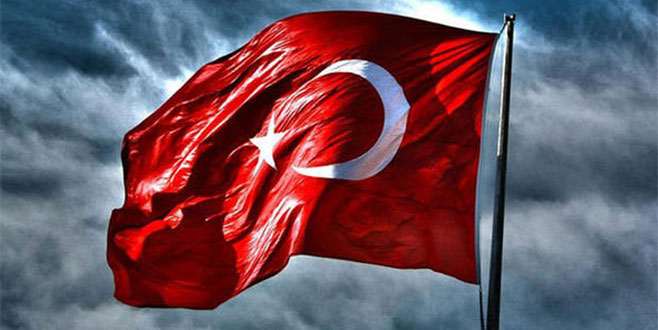 Türk bayrağına çirkin saldırı