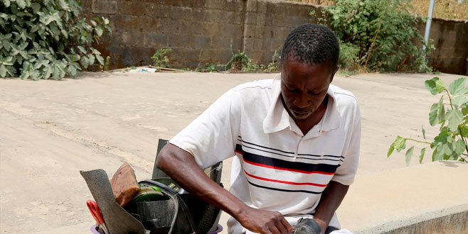 Nijerya sokaklarında melodilerle zanaatkarlık yapıyorlar Nijerya sokaklarında melodilerle zanaatkarlık yapıyorlar