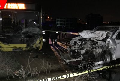 Kamyonetle belediye otobüsü kafa kafaya çarpıştı: 1 ölü, 2 yaralı