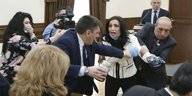 Mecliste ‘dışkı’ krizi  