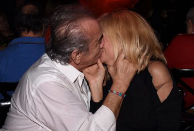 Bitmeyen aşk! Ünlü çift birbirini öpmeye doyamadı