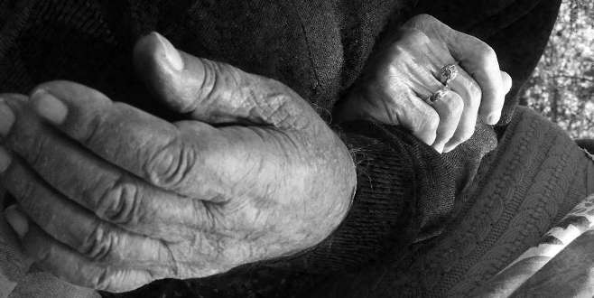 Yaşlı çift yarım saat arayla öldü