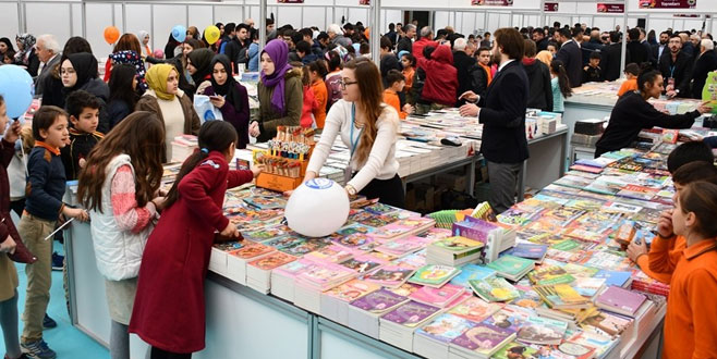 İnegöl’de kitap şöleni başladı 