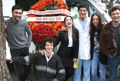 Çelenkli doğum günü kutlaması